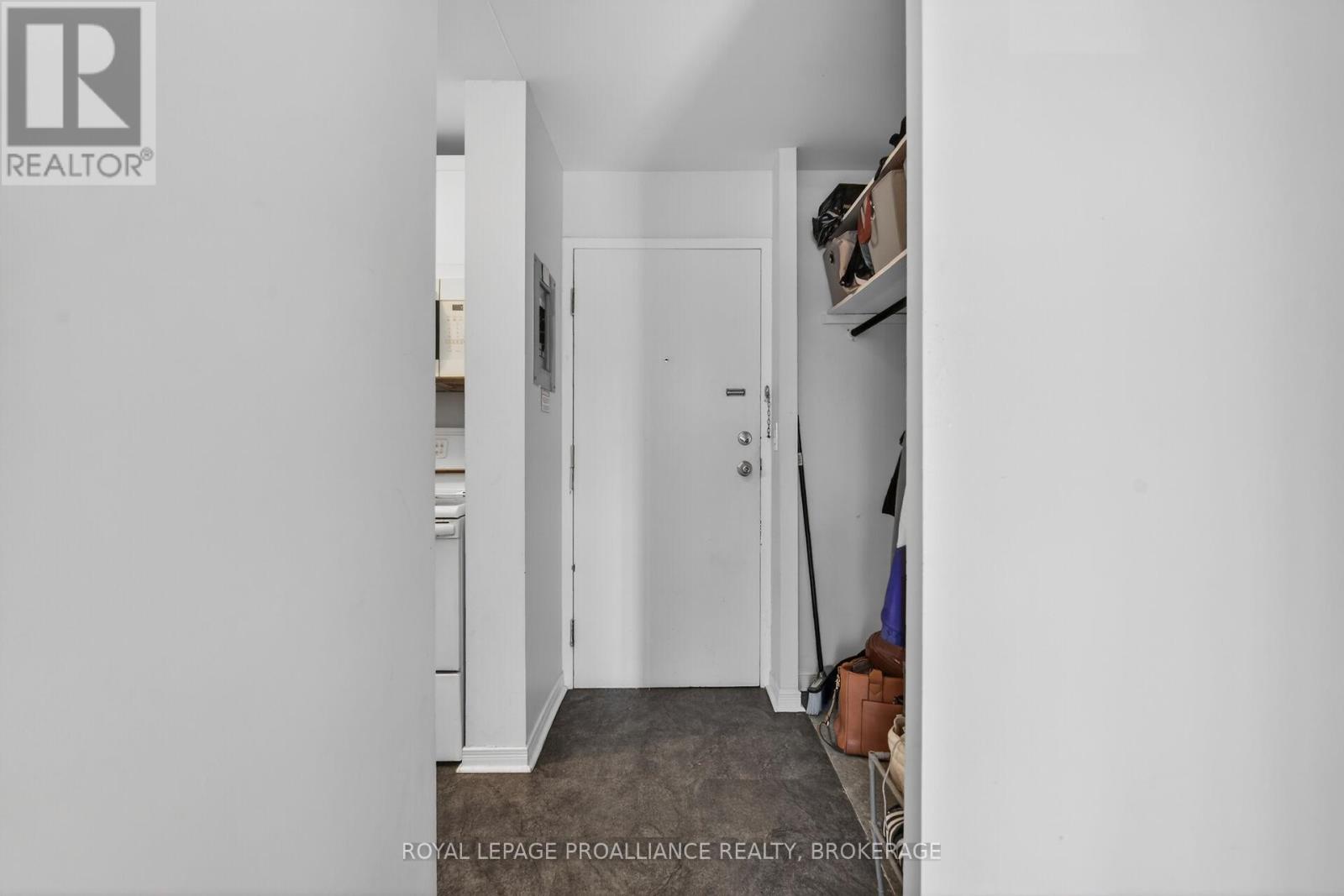 206 - 17 Eldon Hall Place, Kingston, Ontario K7M 7H5 - Photo 2 - X13248824