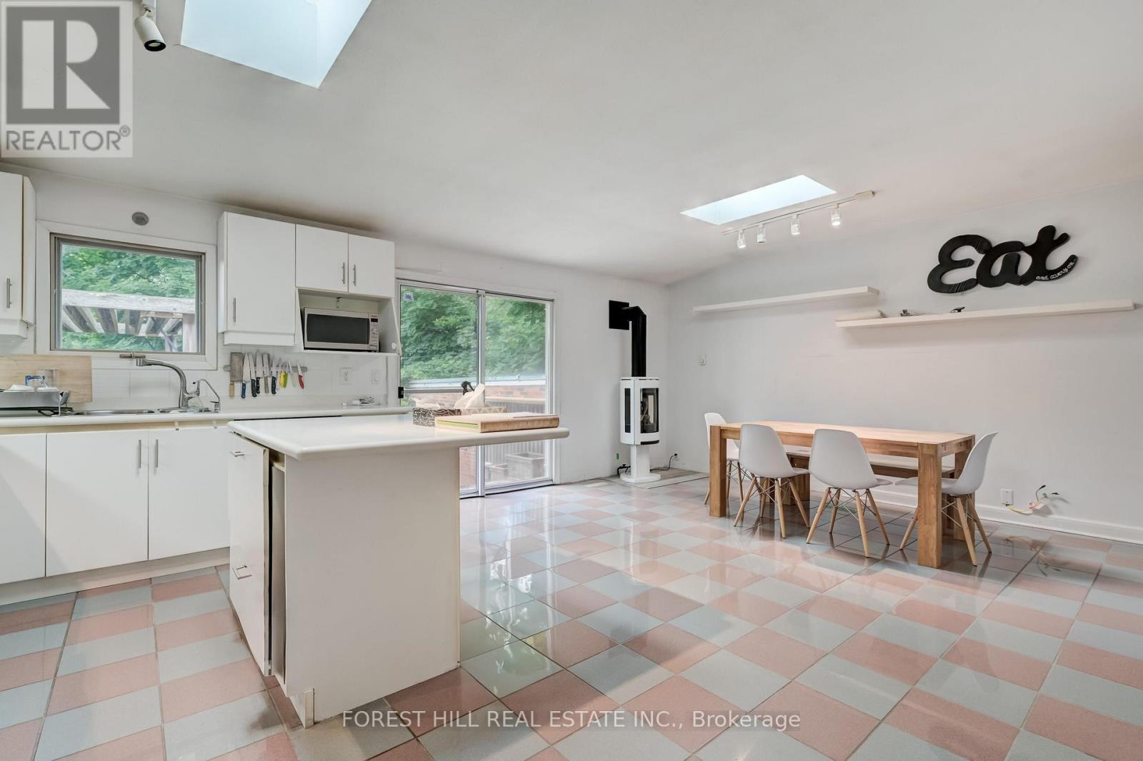 112 DEWBOURNE AVENUE Toronto (Humewood-Cedarvale), ON M6C 1Y7