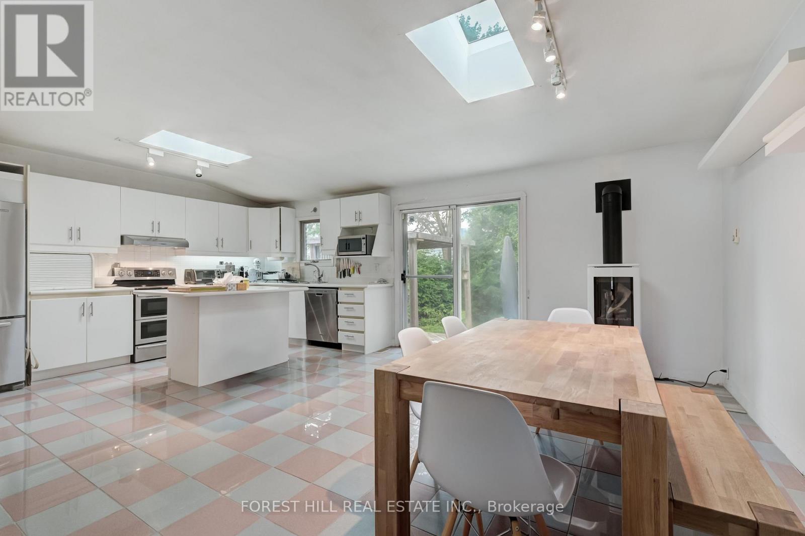 112 Dewbourne Avenue, Toronto, Ontario  M6C 1Y7 - Photo 10 - C13248938