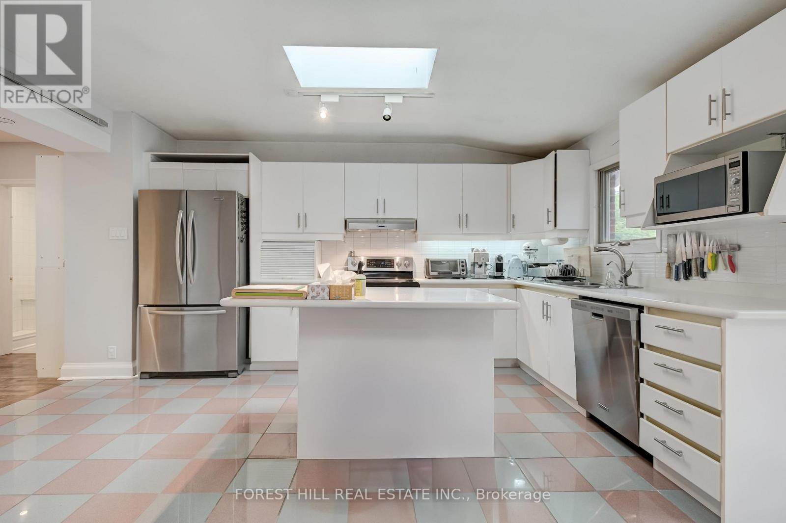 112 Dewbourne Avenue, Toronto, Ontario  M6C 1Y7 - Photo 12 - C13248938