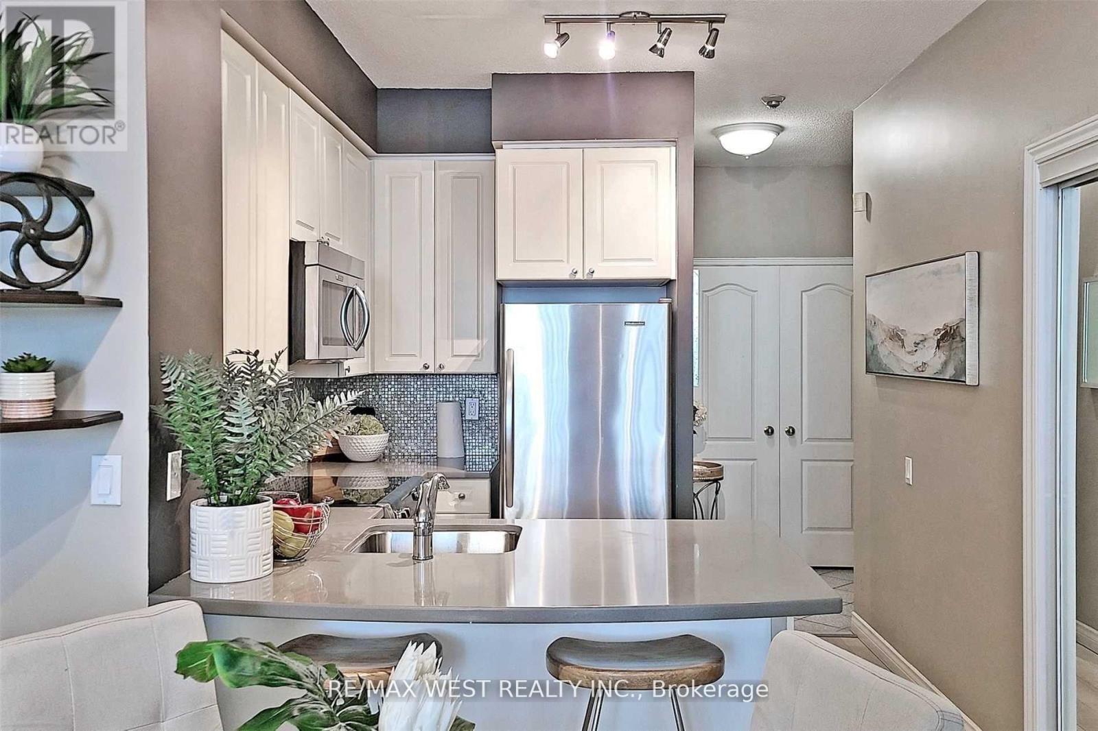 604 - 555 Yonge Street, Toronto, Ontario  M4Y 3A6 - Photo 10 - C13248964