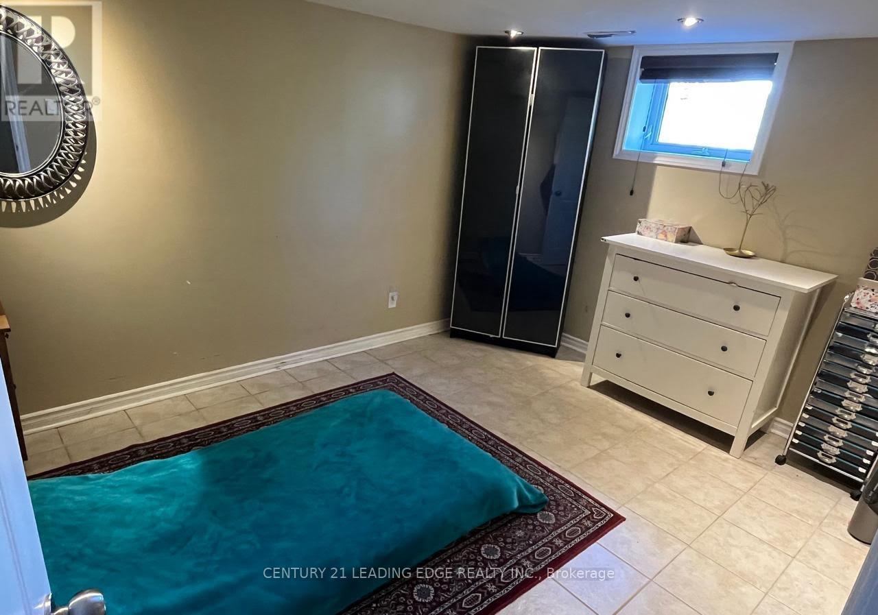 98 Flora Drive W, Toronto, Ontario  M1P 1A6 - Photo 5 - E13248934