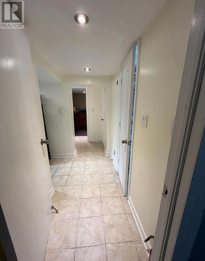98 Flora Drive W, Toronto, Ontario  M1P 1A6 - Photo 6 - E13248934