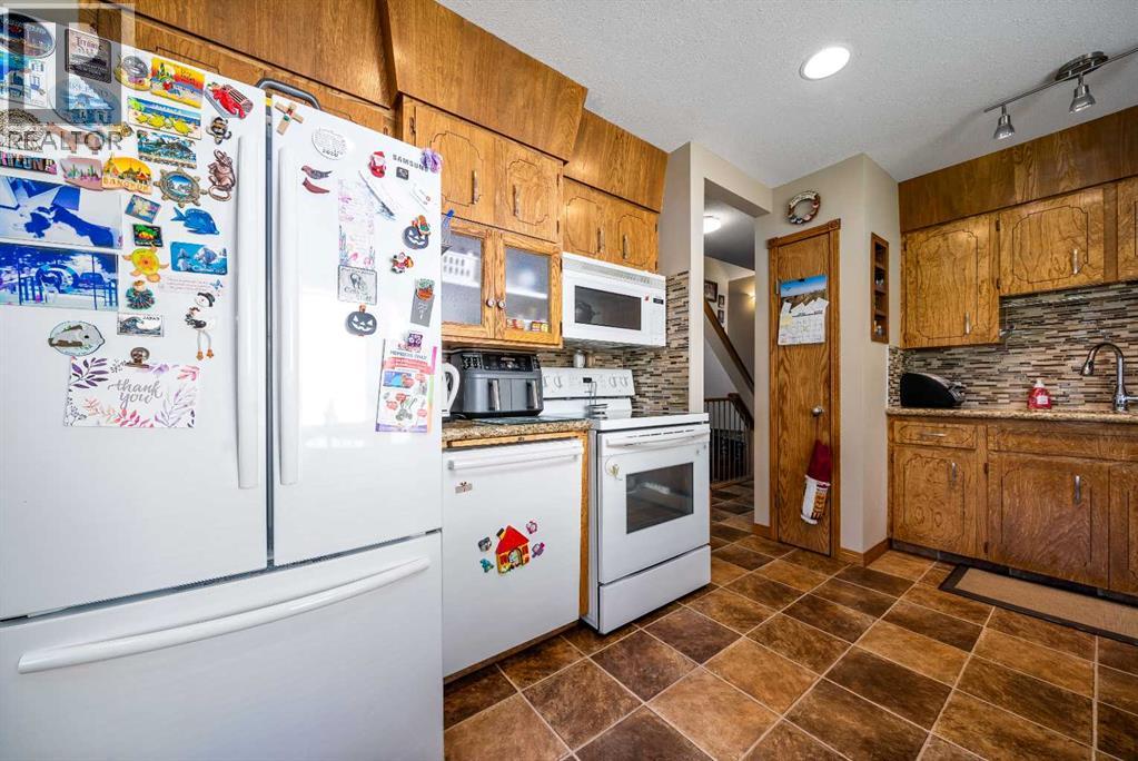 68 10 Street SW, Medicine Hat, Alberta  T1A 4P9 - Photo 8 - A2314468