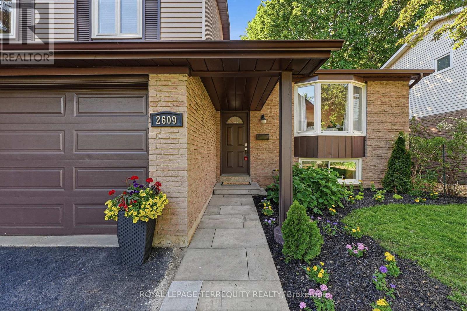 2609 Oak Row Crescent, Mississauga, Ontario  L5L 1P7 - Photo 3 - W13248876