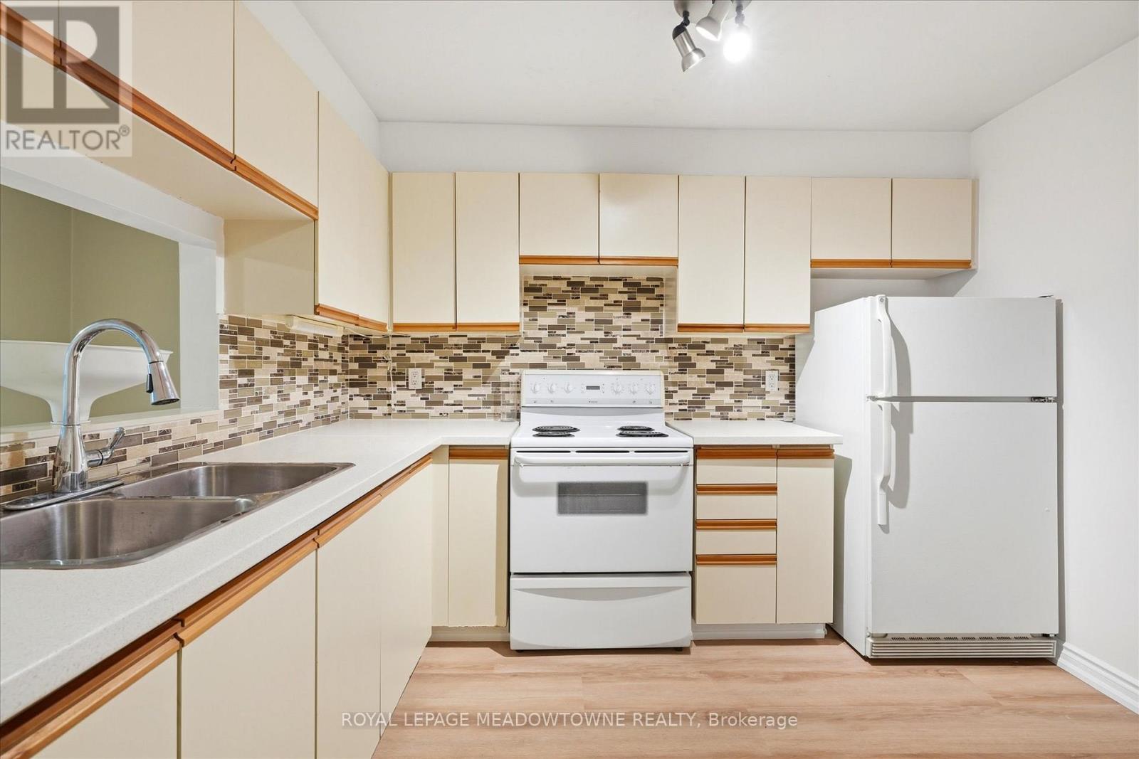 207 - 3835 Lake Shore Boulevard, Toronto, Ontario  M8W 1R2 - Photo 3 - W13248930