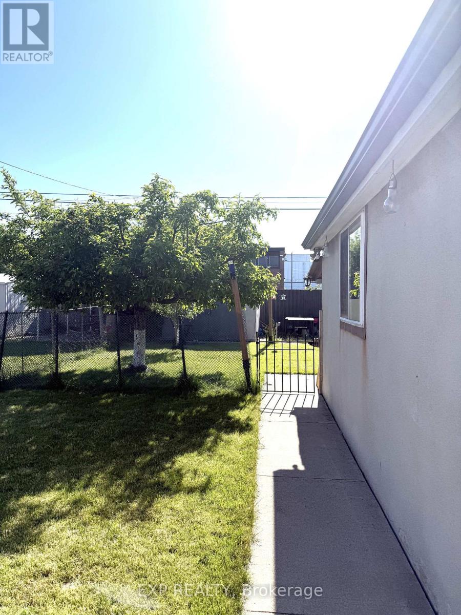 64 Ruthmar Crescent, Toronto, Ontario  M3N 2C5 - Photo 18 - W13248950