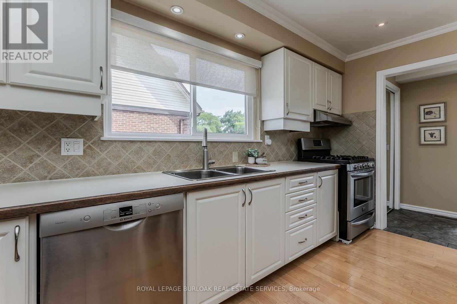 1319 Janina Boulevard, Burlington, Ontario  L7P 1K5 - Photo 11 - W13249086