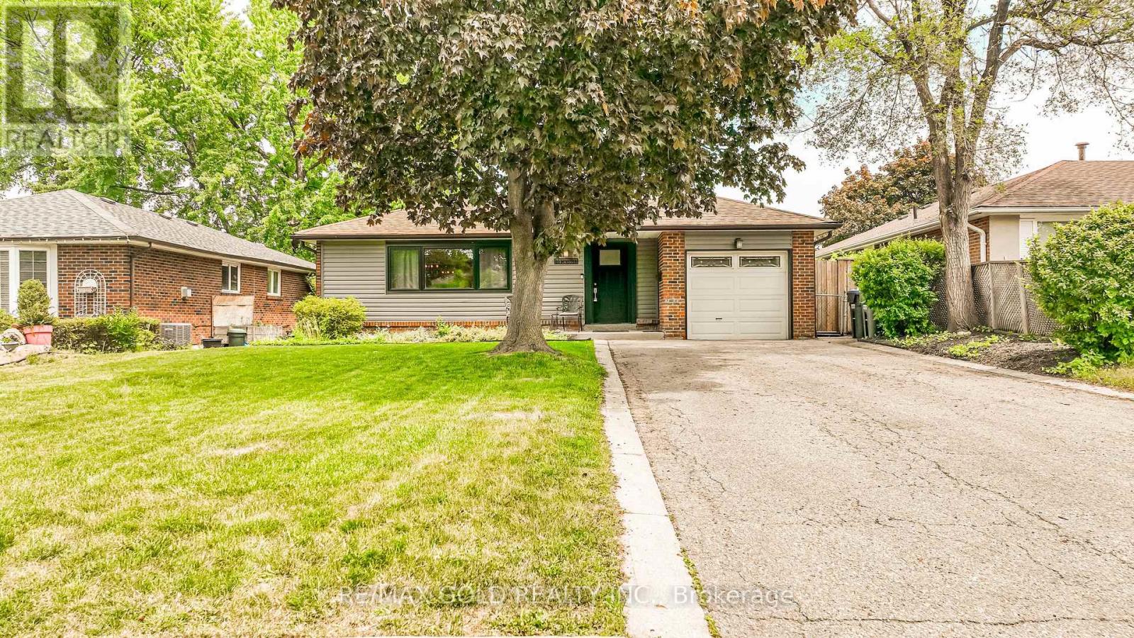 23 Dunster Crescent, Brampton, Ontario  L6T 3J8 - Photo 1 - W13249210