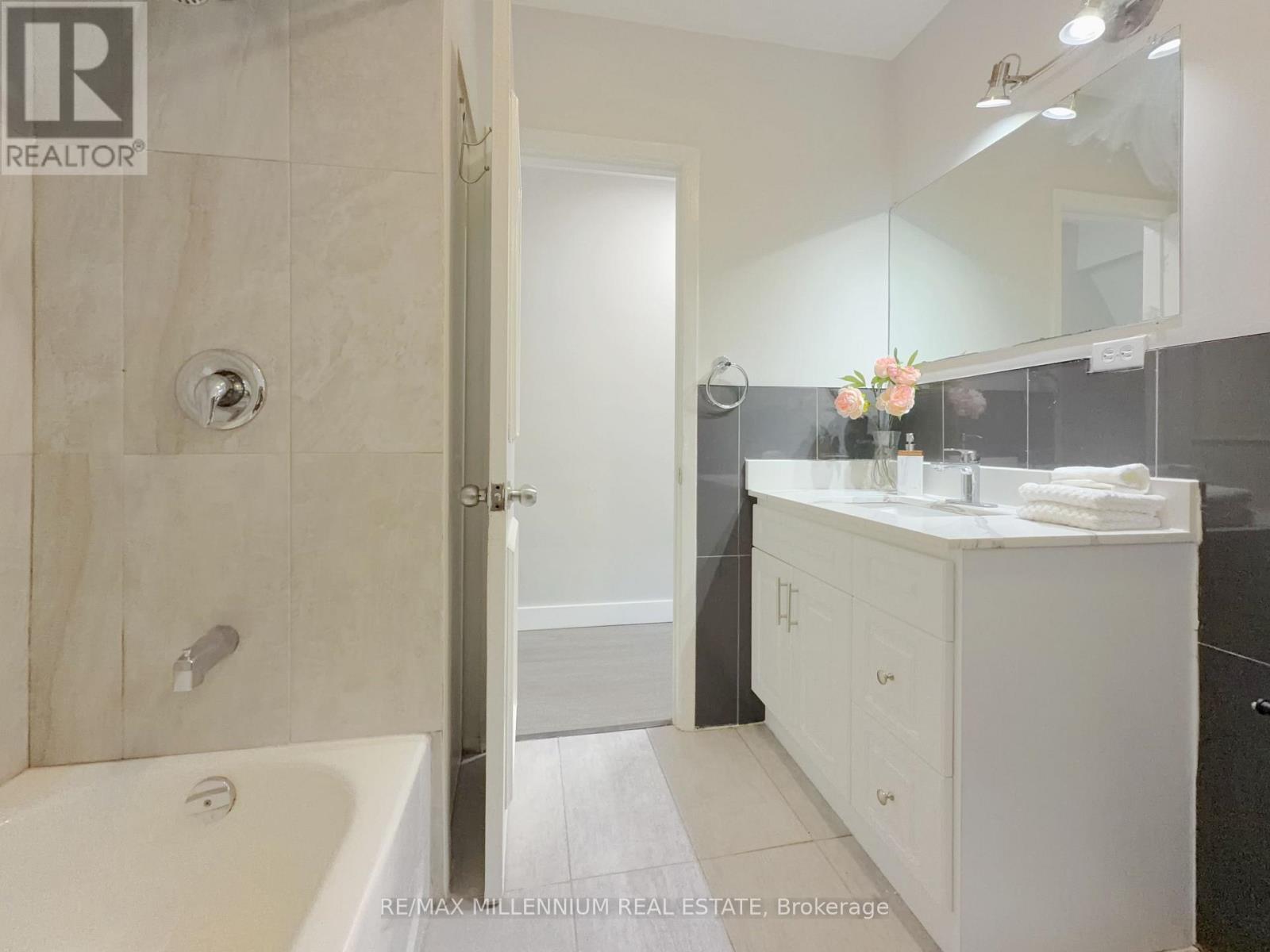 120 Duncanwoods Drive, Toronto, Ontario  M9L 2E1 - Photo 14 - W13218462