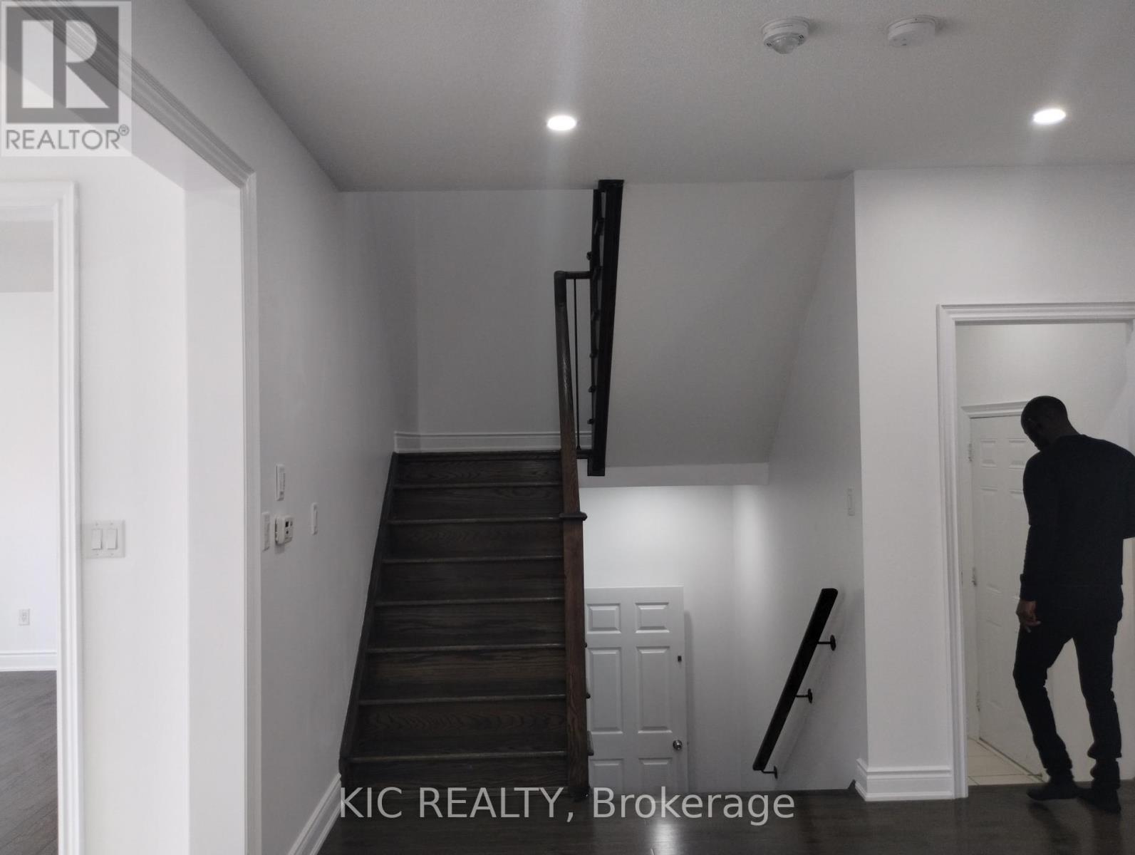Upper - 1461 Lormel Gate Avenue, Innisfil, Ontario  L0L 1W0 - Photo 5 - N13249228