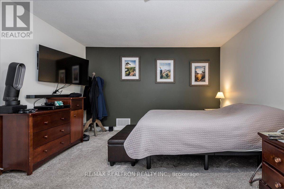 34 O'shaughnessy Crescent, Barrie, Ontario  L4N 7L8 - Photo 10 - S13249310