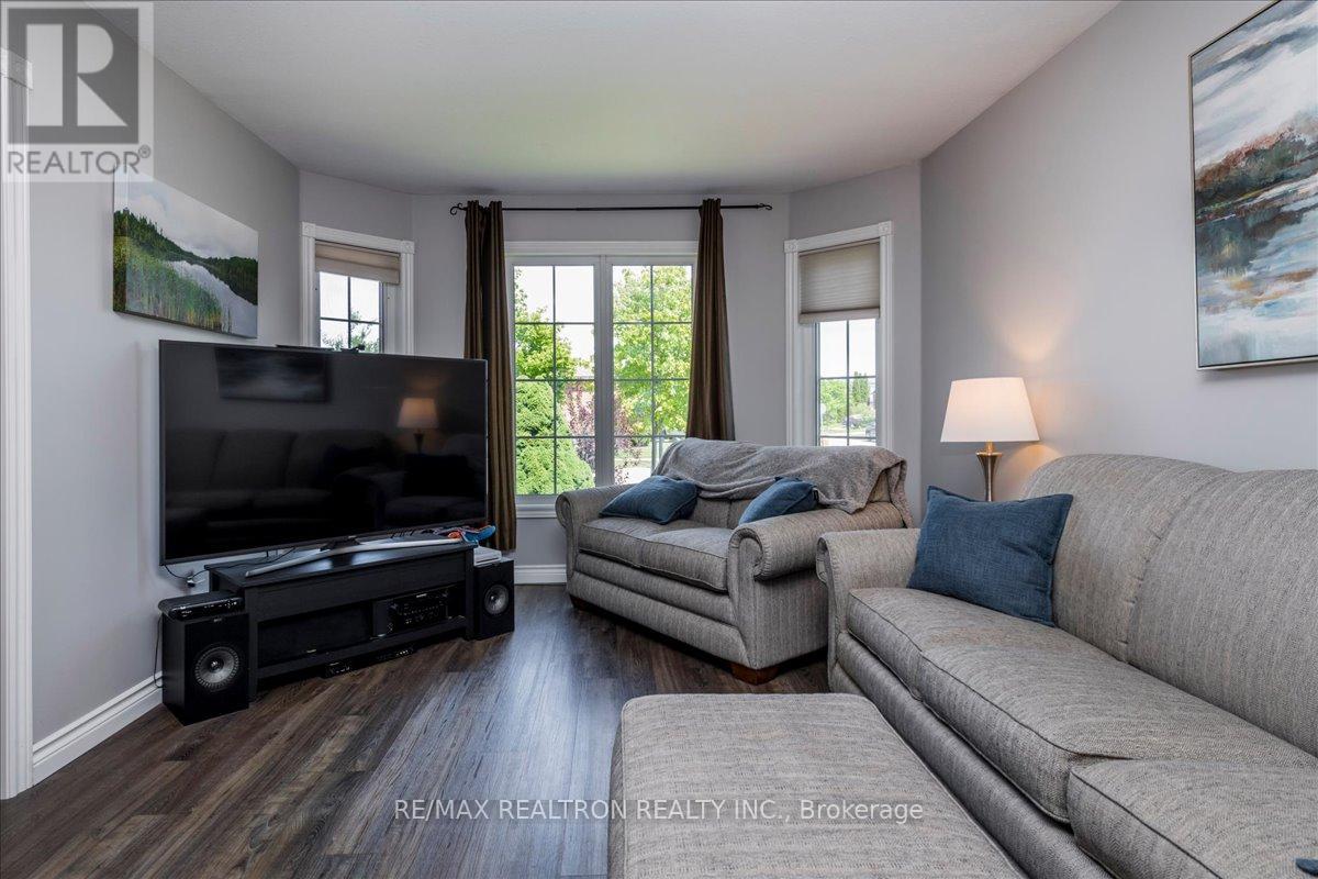 34 O'shaughnessy Crescent, Barrie, Ontario  L4N 7L8 - Photo 3 - S13249310