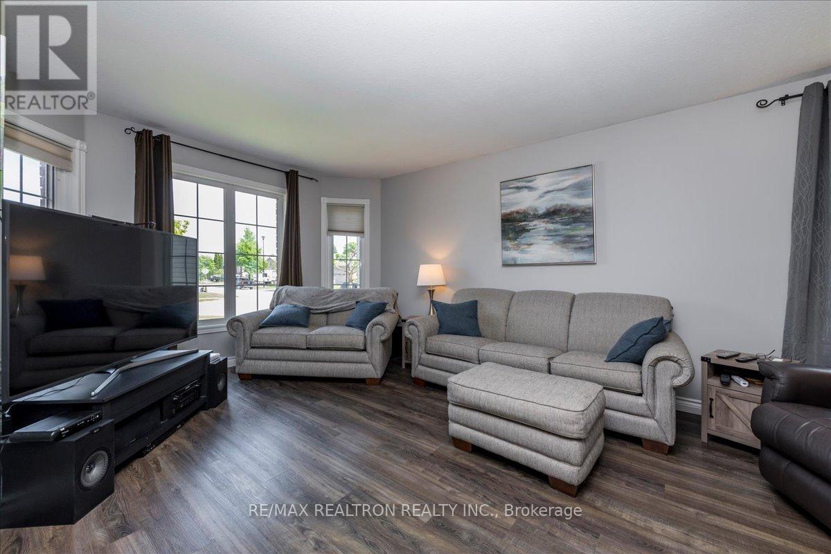 34 O'shaughnessy Crescent, Barrie, Ontario  L4N 7L8 - Photo 4 - S13249310
