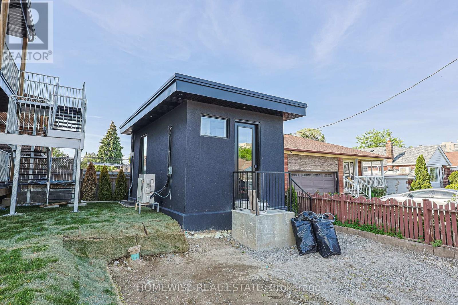 Grdn - 159 Locksley Avenue, Toronto, Ontario  M6B 3N6 - Photo 12 - W13249276