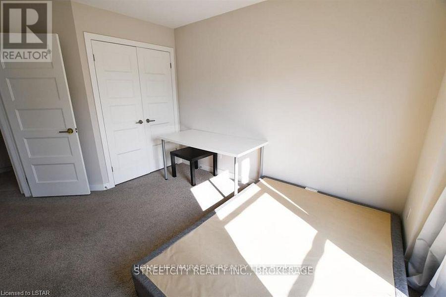 939 West Village Square, London North, Ontario  N6H 5J9 - Photo 17 - X13249306