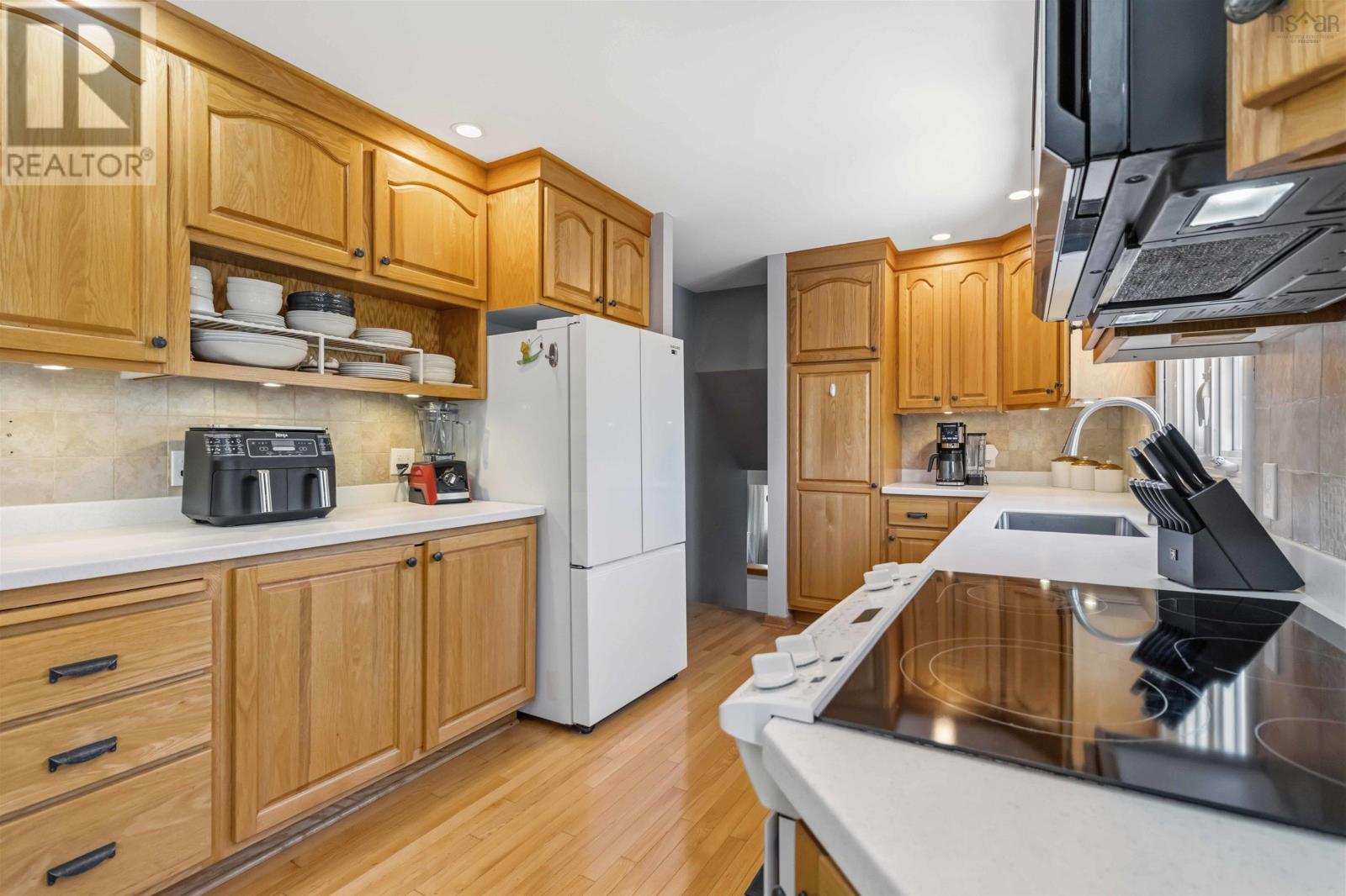 122 Brook Street, Lunenburg, Nova Scotia  B0J 2C0 - Photo 11 - 202613455