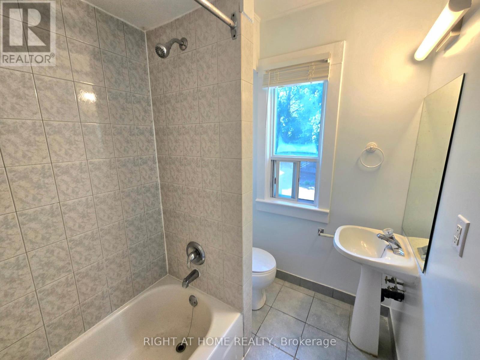 Upper - 344 Glebeholme Boulevard, Toronto, Ontario  M4C 1V1 - Photo 2 - E13249244