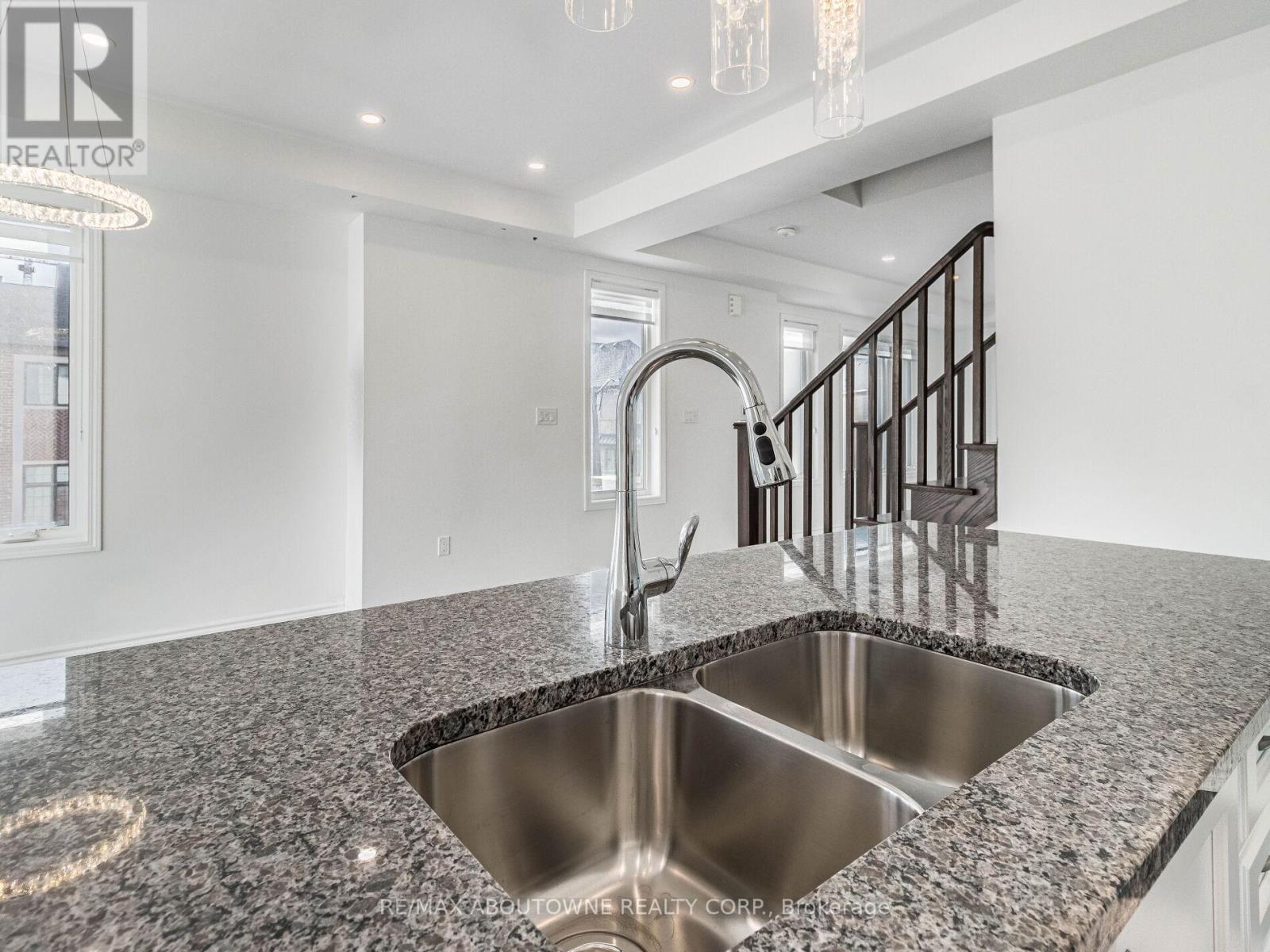 3001 Duggan Trail, Oakville, Ontario  L6H 7X1 - Photo 22 - W13249408