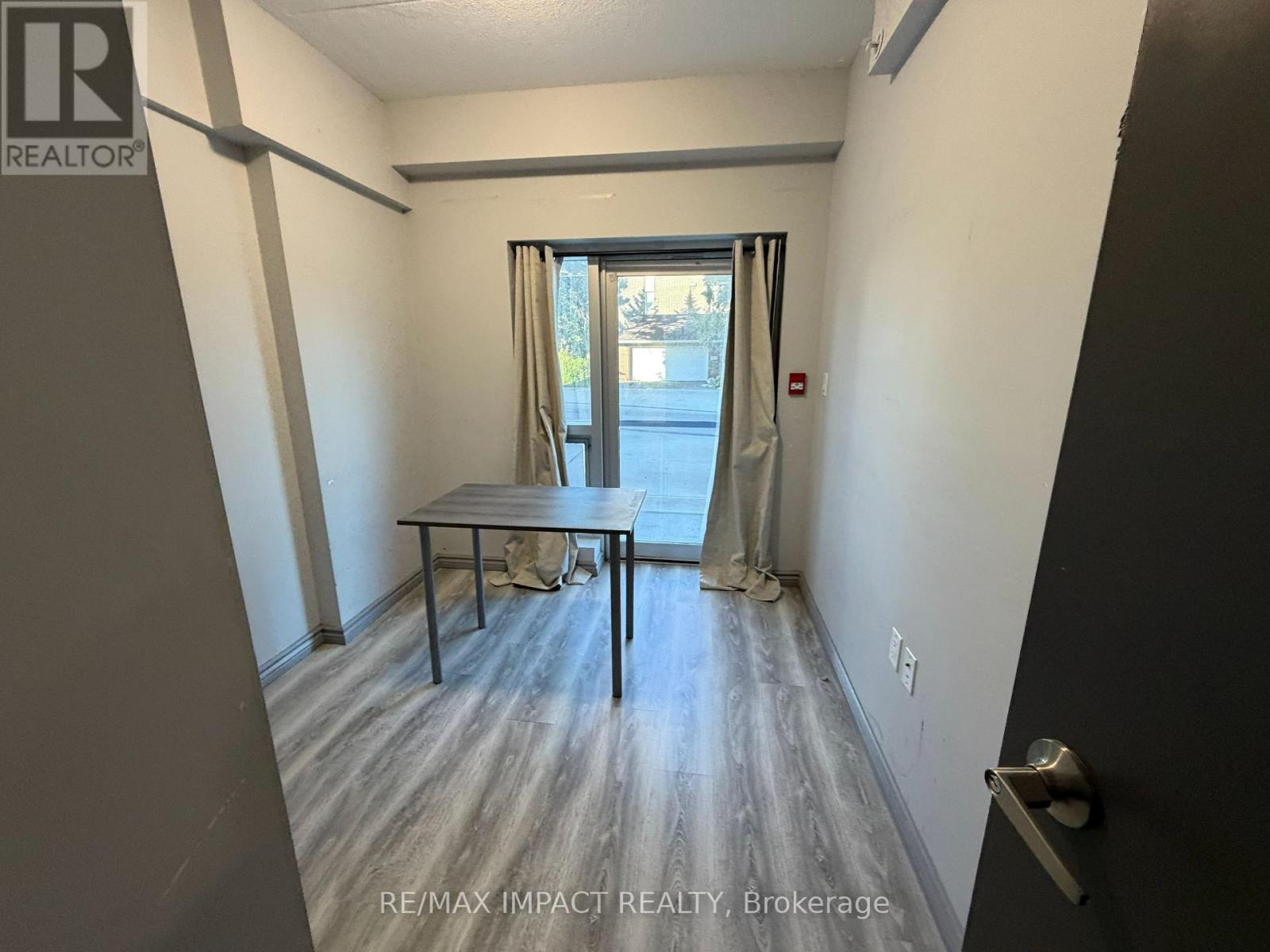 B04 - 275 Larch Street, Waterloo, Ontario  N2L 3R2 - Photo 2 - X13249444