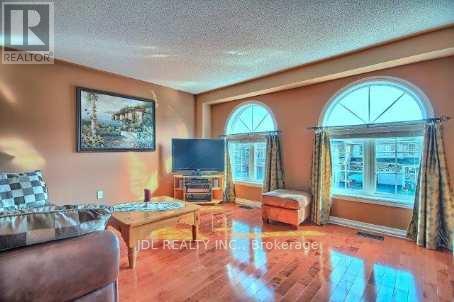 71 Gail Parks Crescent, Newmarket, Ontario  L3X 3B9 - Photo 2 - N13249904