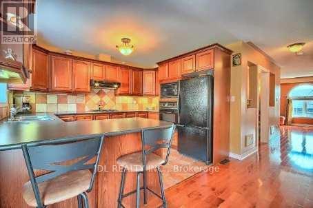 71 Gail Parks Crescent, Newmarket, Ontario  L3X 3B9 - Photo 5 - N13249904