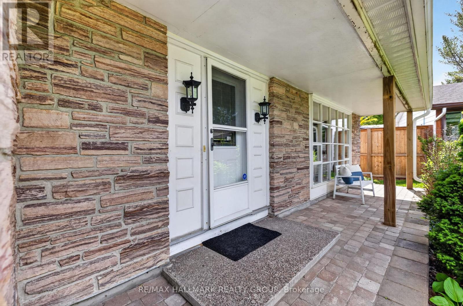2067 Woodglen Crescent, Ottawa, Ontario  K1J 6G6 - Photo 2 - X13250632
