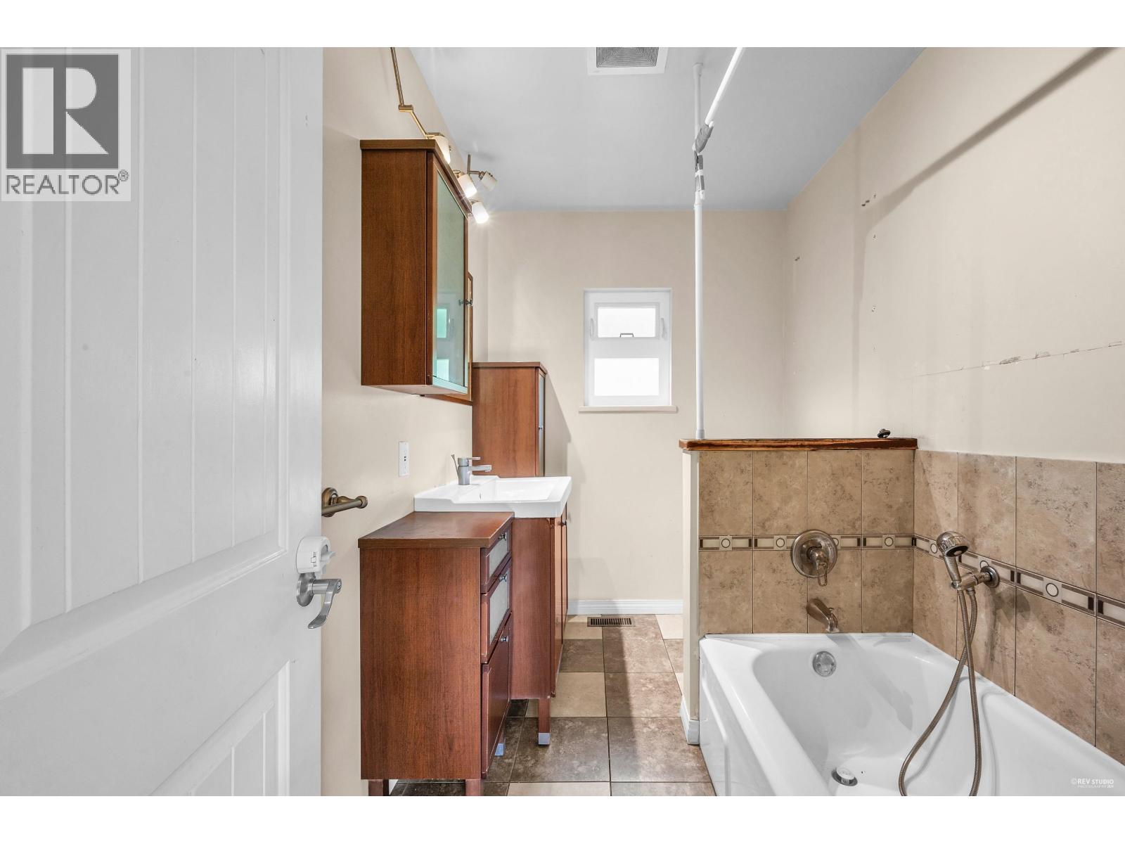2705 Henry Street, Port Moody, British Columbia  V3H 2J8 - Photo 13 - R3132028