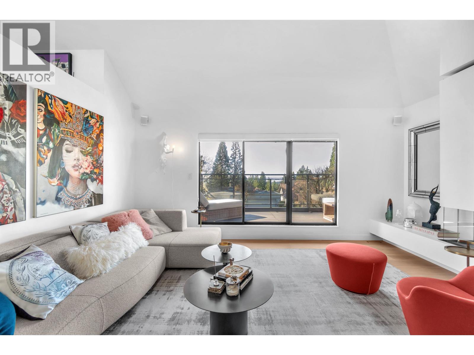 5706 Owl Court, North Vancouver, British Columbia  V7R 4V6 - Photo 2 - R3132783