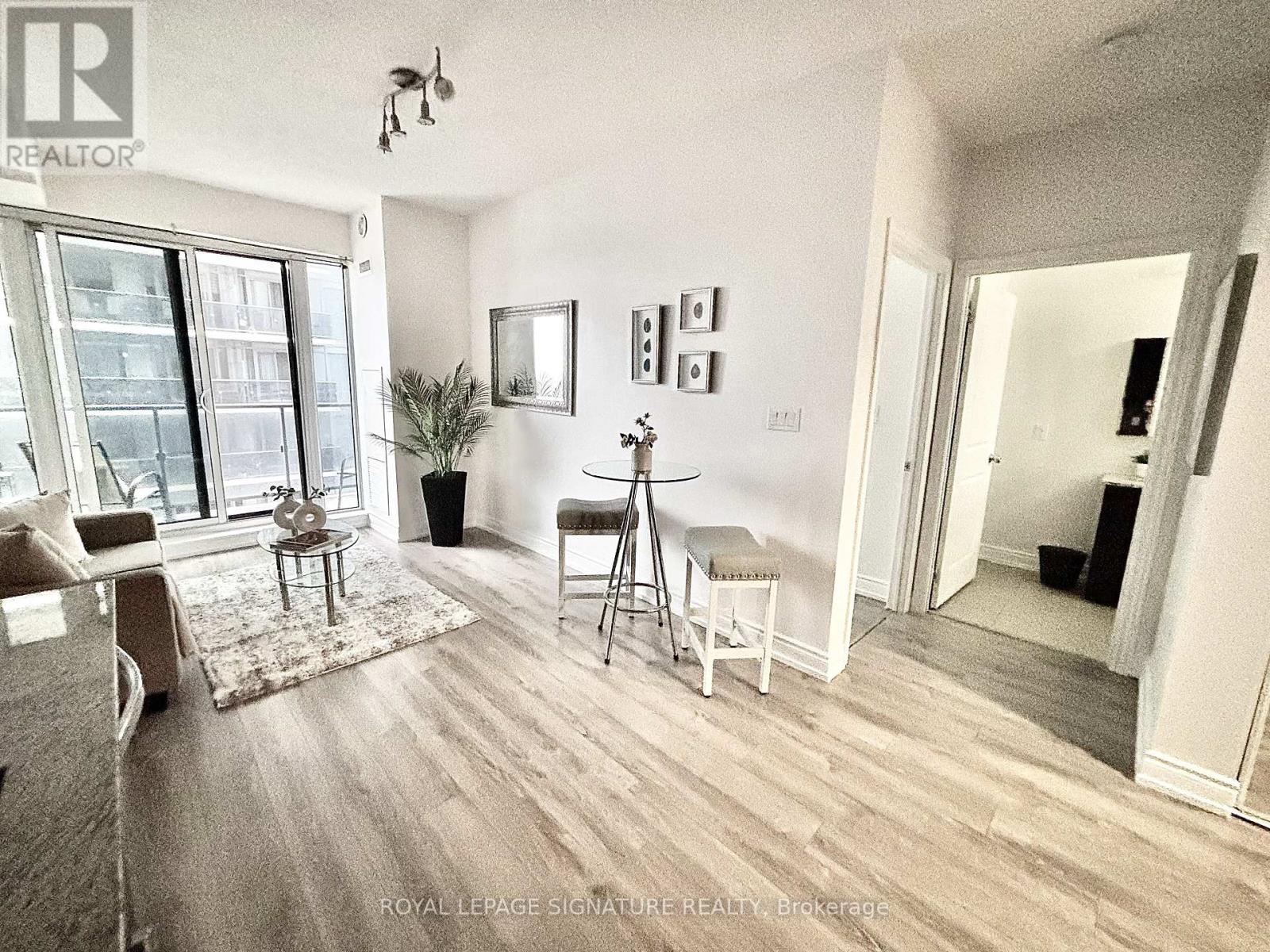 710 - 9600 Yonge Street, Richmond Hill, Ontario  L4C 0X3 - Photo 2 - N12922742