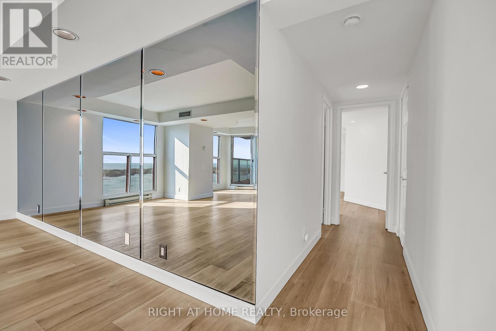3008 - 99 Harbour Square, Toronto, Ontario  M5J 2H2 - Photo 18 - C13223720