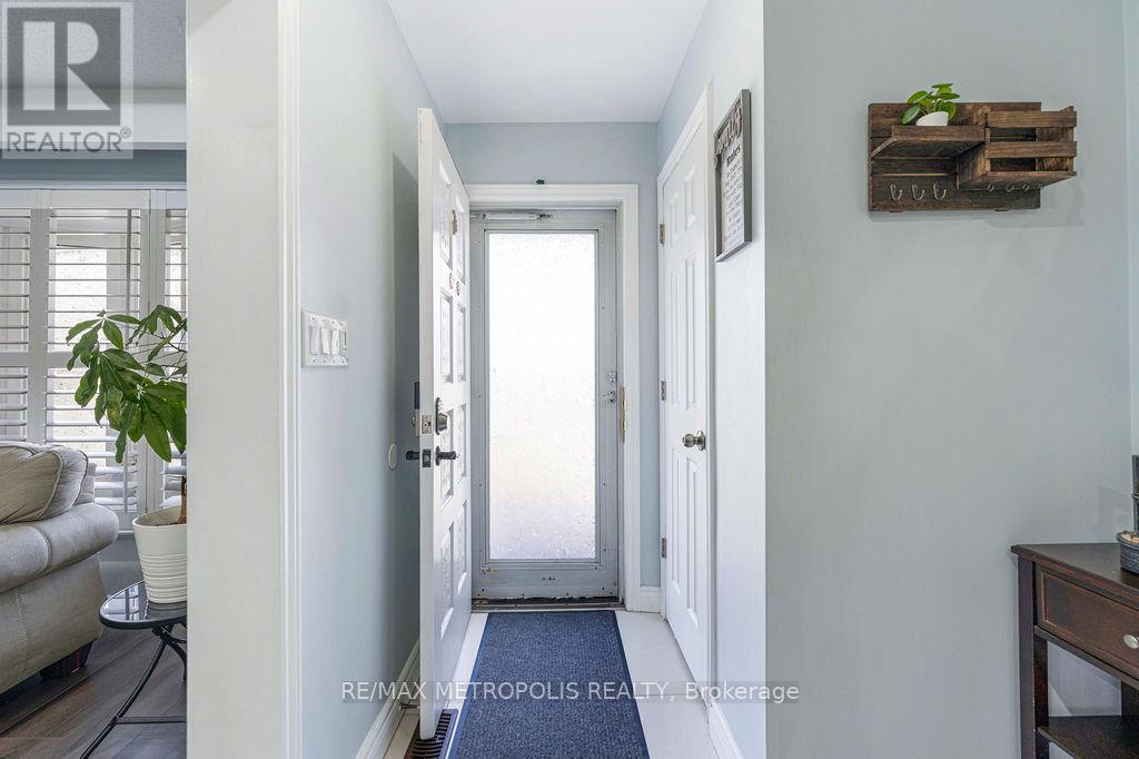 42 Gulliver Crescent, Brampton, Ontario  L6S 1S9 - Photo 2 - W13249854