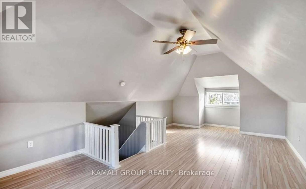UPPER - 25 SPADINA AVENUE, Hamilton, Ontario