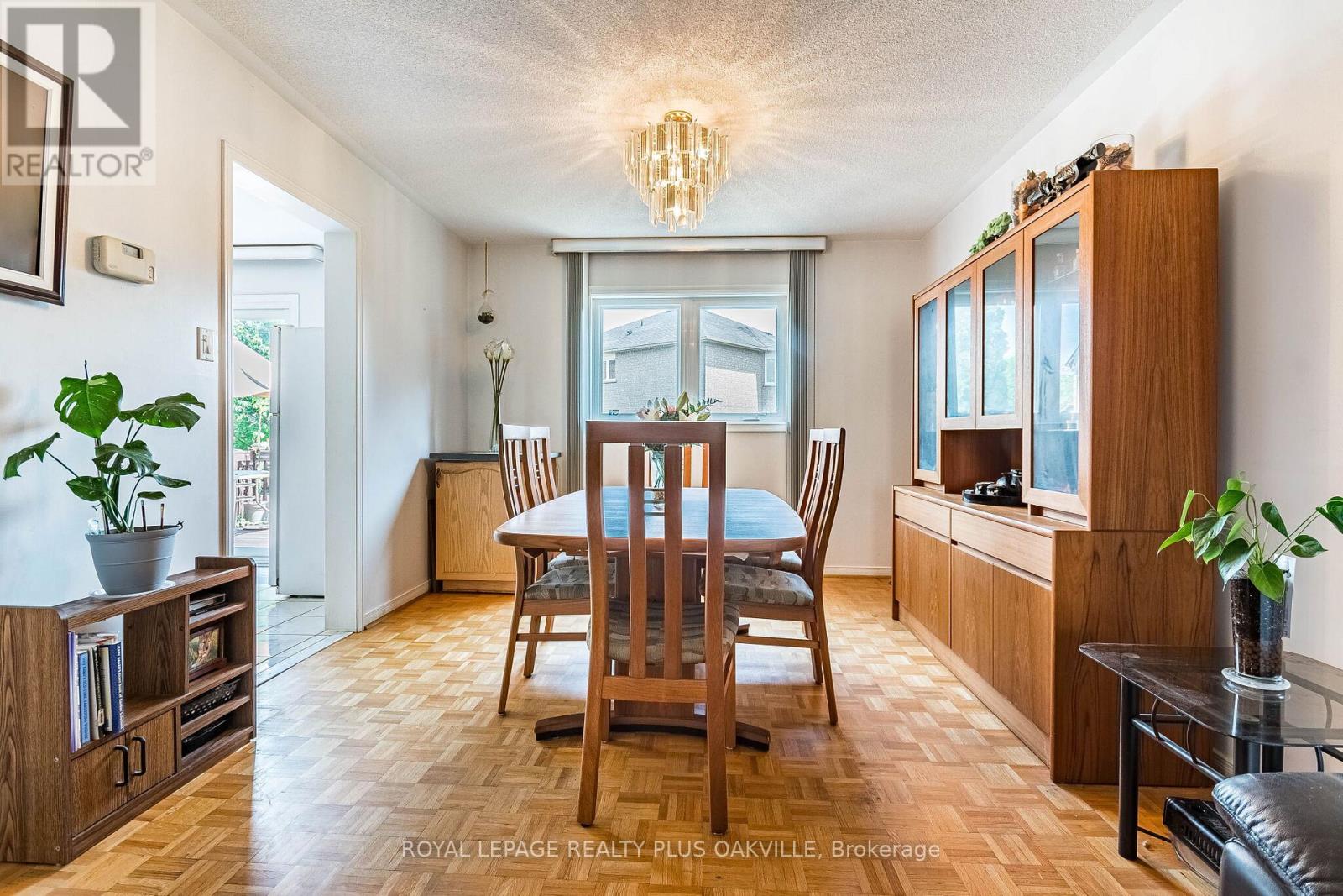 1520 Roseway Drive, Mississauga, Ontario  L5M 5M5 - Photo 9 - W13254318