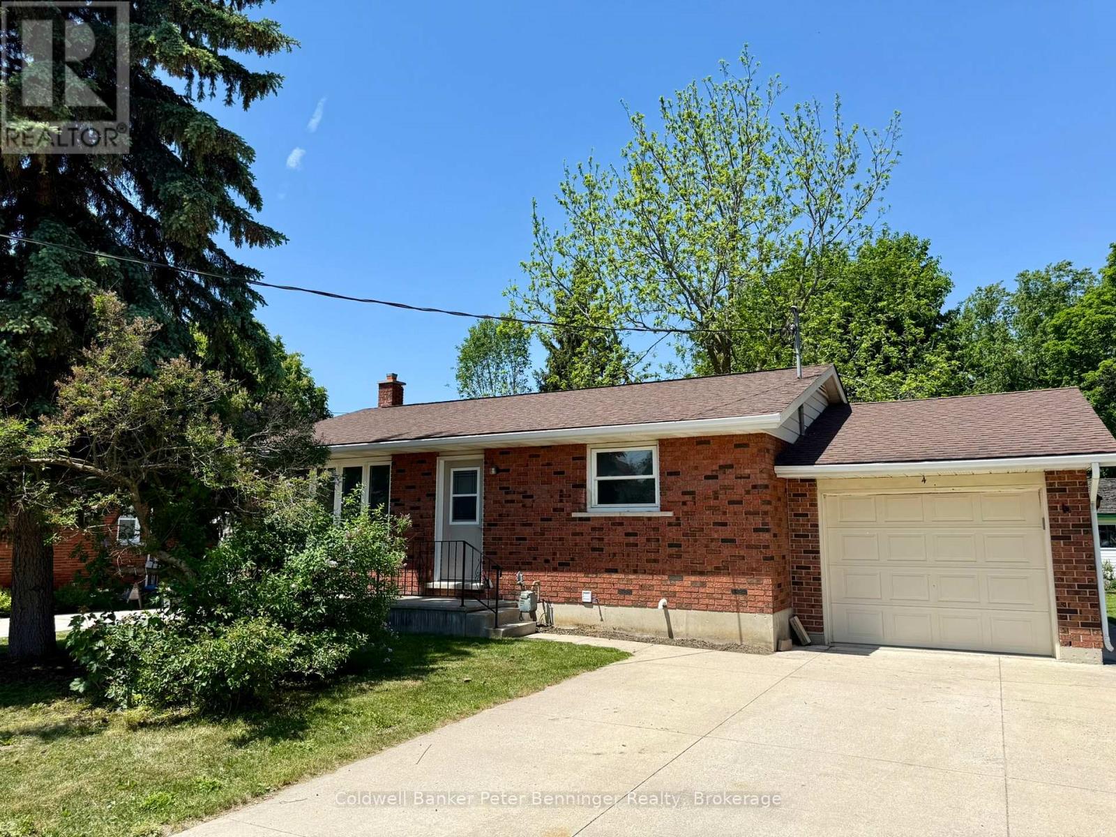 4 HURON STREET, Brockton, Ontario