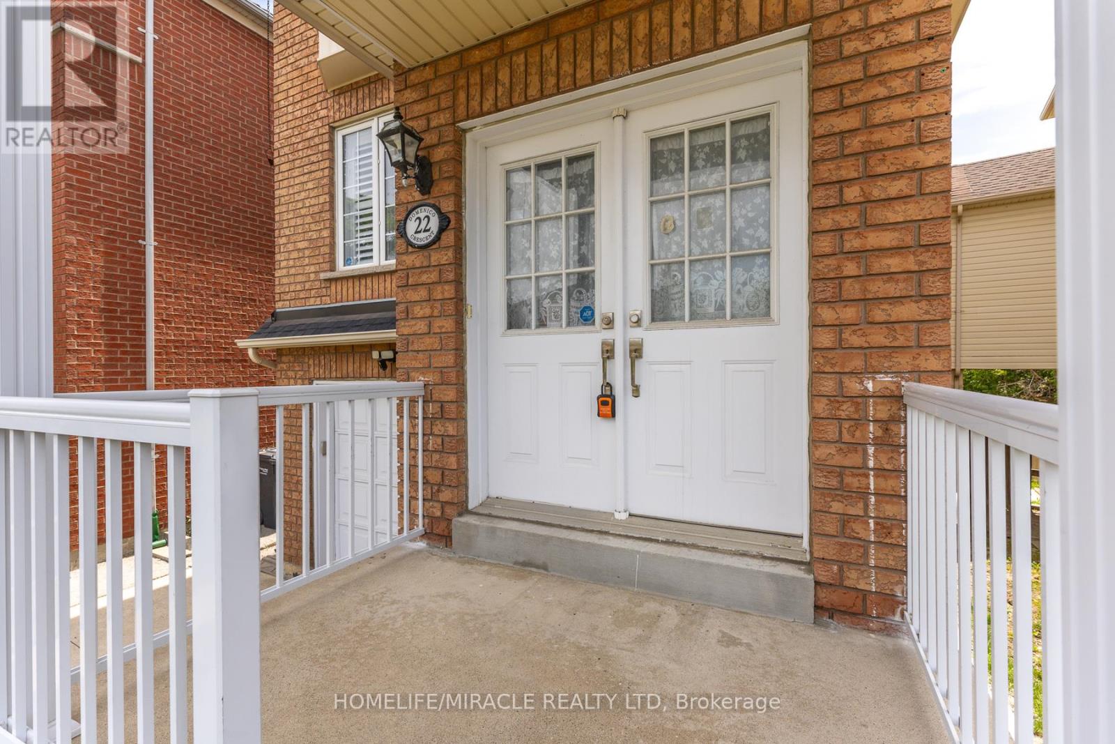 22 Domenico Crescent, Brampton, Ontario  L6P 1H5 - Photo 4 - W13238540