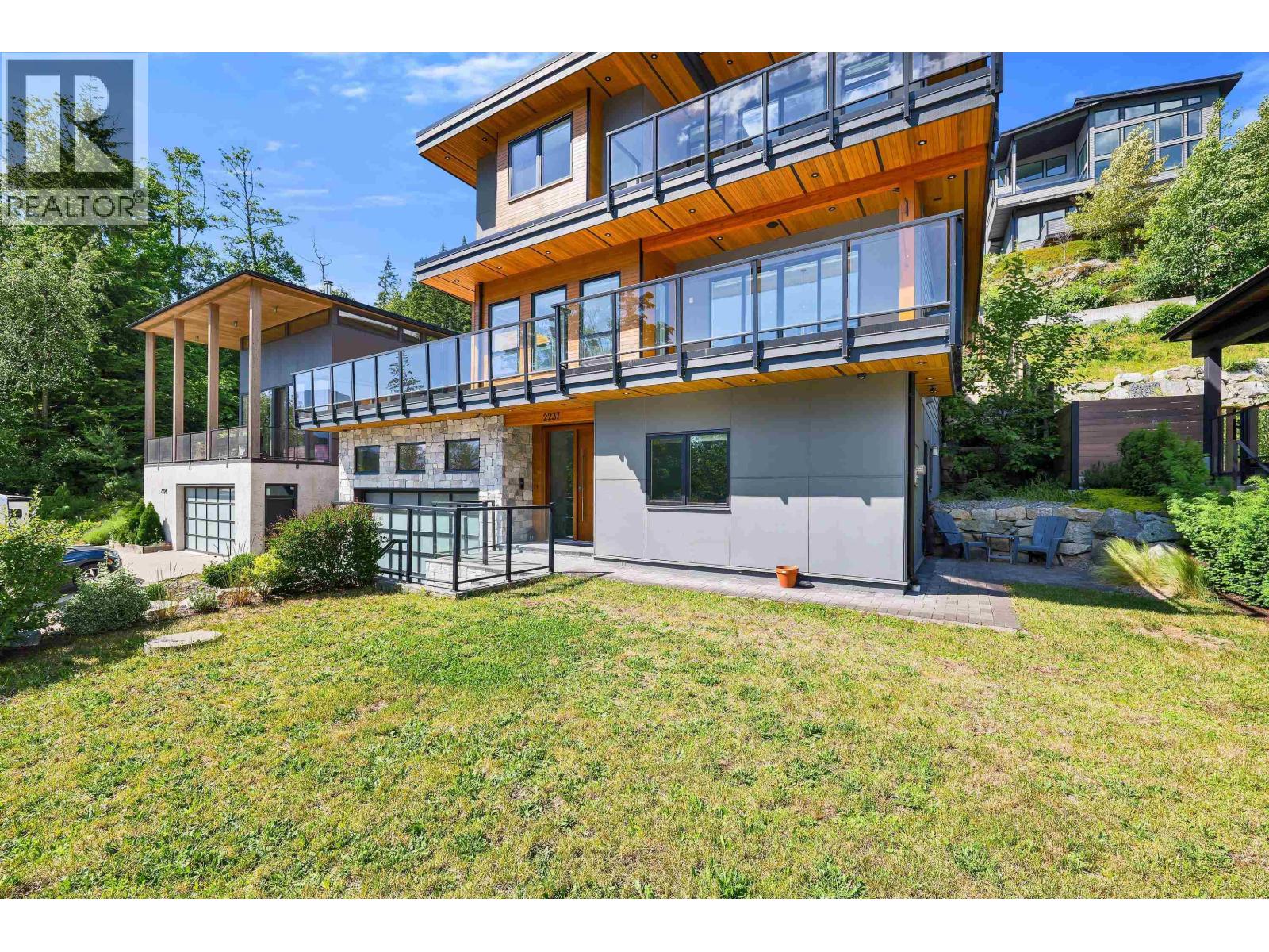 2237 Windsail Place, Squamish, British Columbia  V8B 0T6 - Photo 2 - R3132786