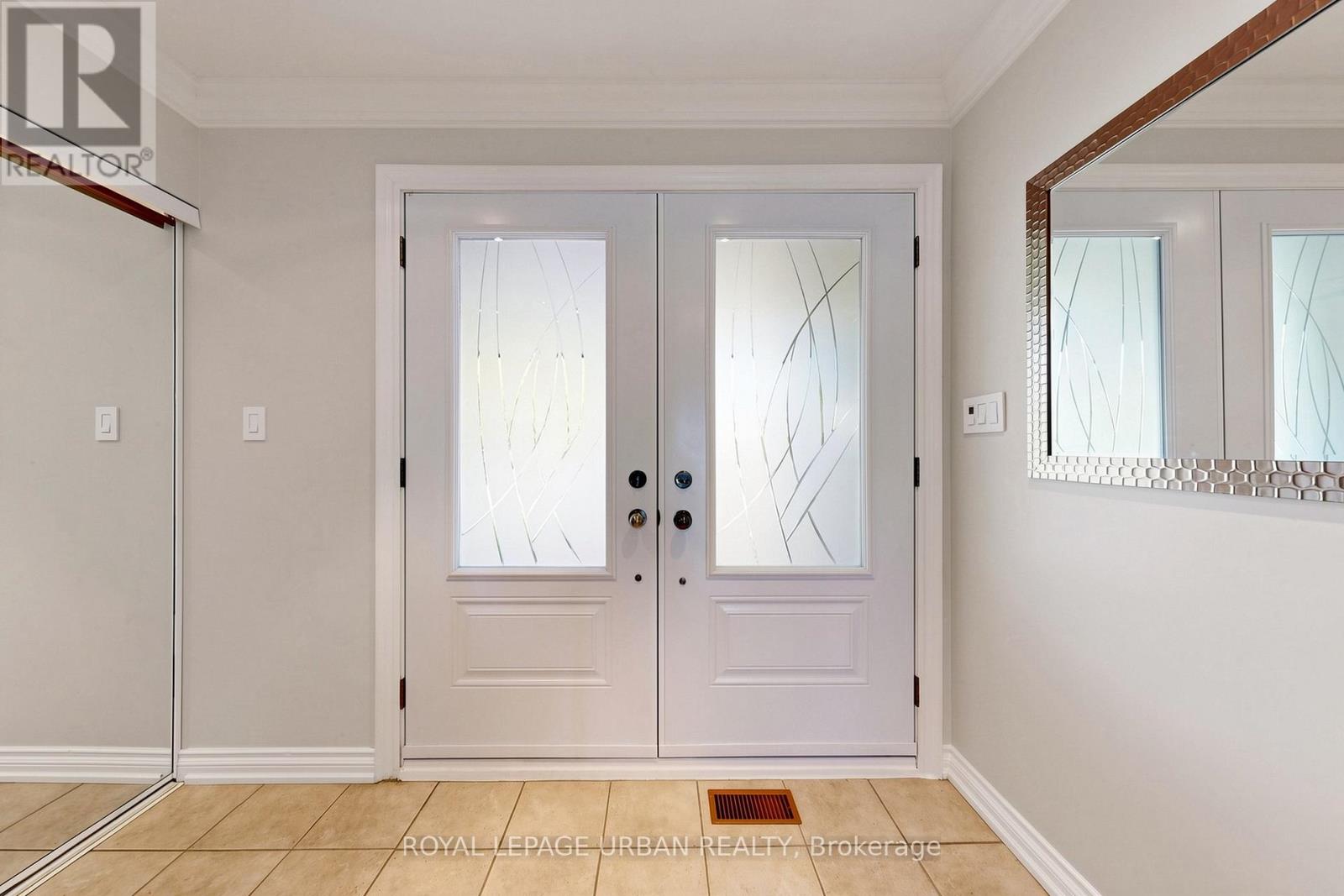 11 Caronridge Crescent, Toronto, Ontario  M1W 1L1 - Photo 4 - E13256890