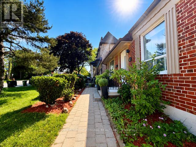 41 Athabaska Avenue, Toronto, Ontario  M2M 2T6 - Photo 2 - C13258074