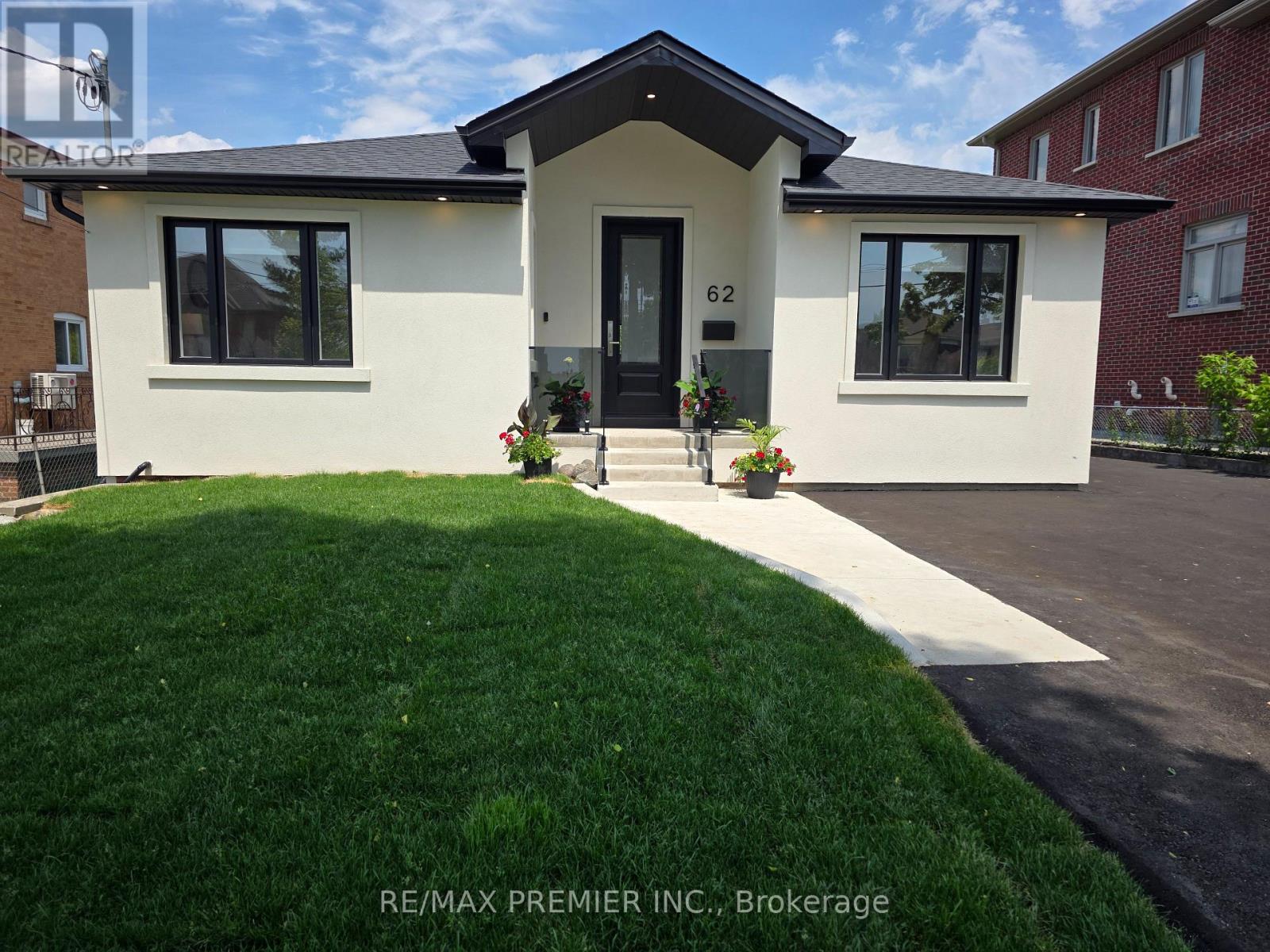 <div class="slider-price">$1,649,999</div><p>62 Flamborough Drive, Toronto, Ontario</p>