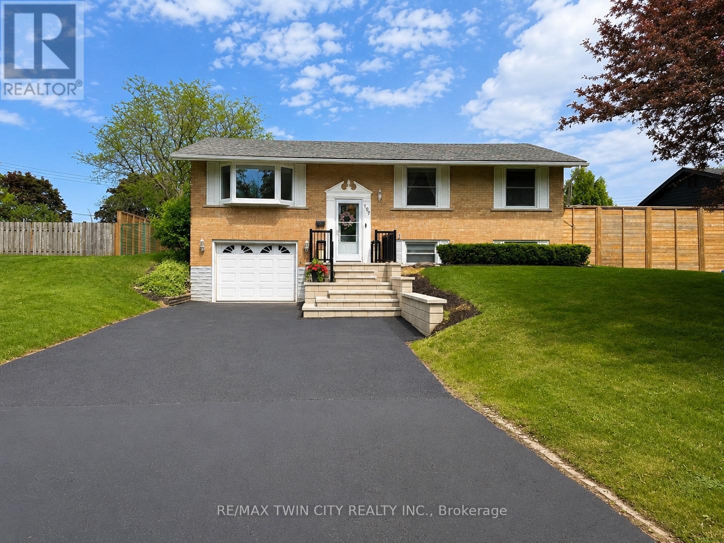 107 ROSSLINN ROAD, Cambridge, Ontario