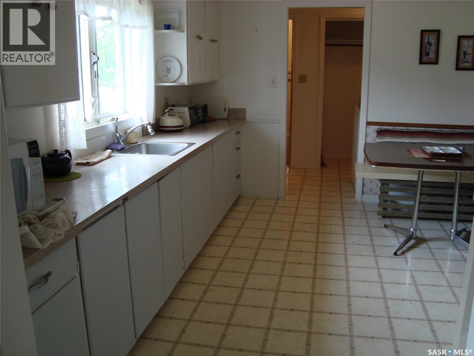 260 6th Avenue E, Gravelbourg, Saskatchewan  S0H 1X0 - Photo 2 - SK038454