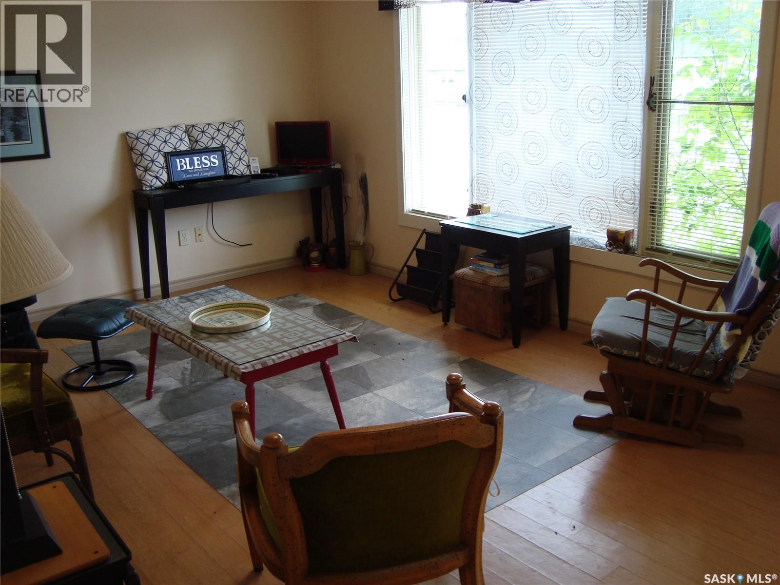260 6th Avenue E, Gravelbourg, Saskatchewan  S0H 1X0 - Photo 4 - SK038454