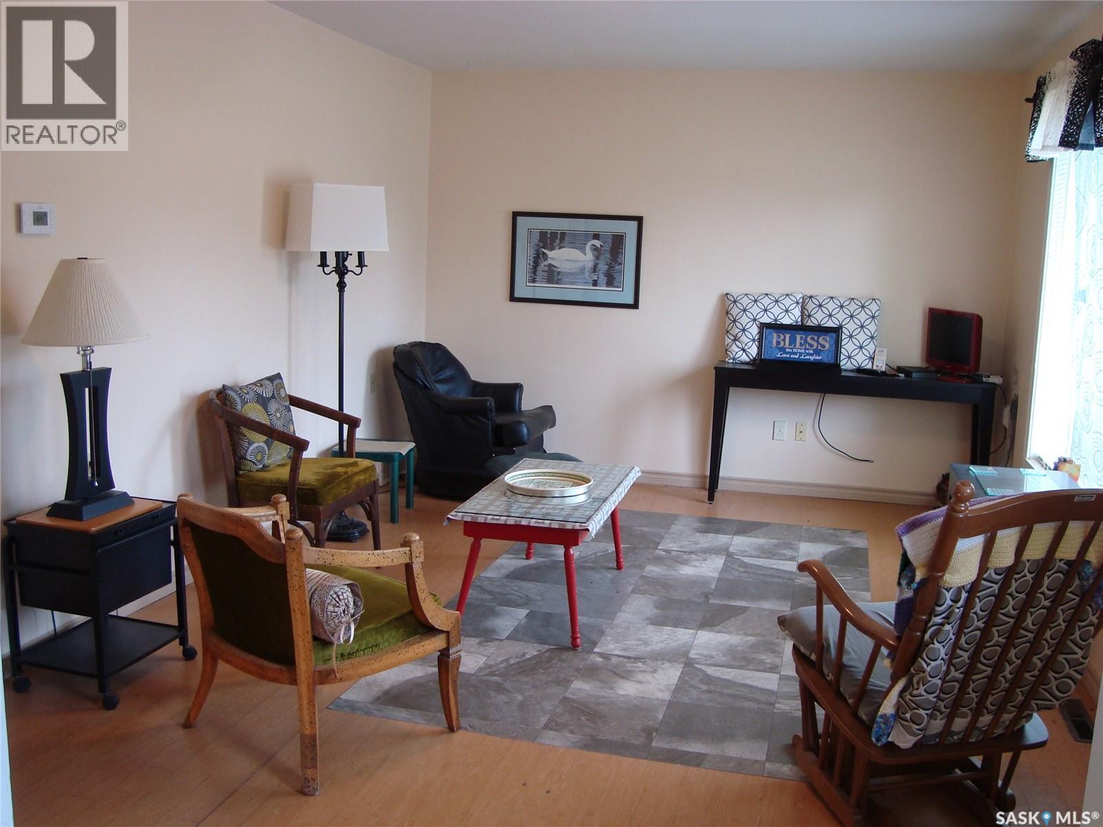 260 6th Avenue E, Gravelbourg, Saskatchewan  S0H 1X0 - Photo 5 - SK038454