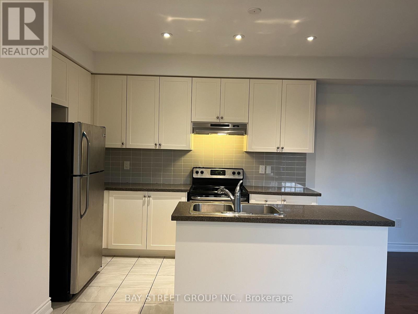 6 Sombrero Lane, Richmond Hill, Ontario  L4C 6E5 - Photo 4 - N13262460