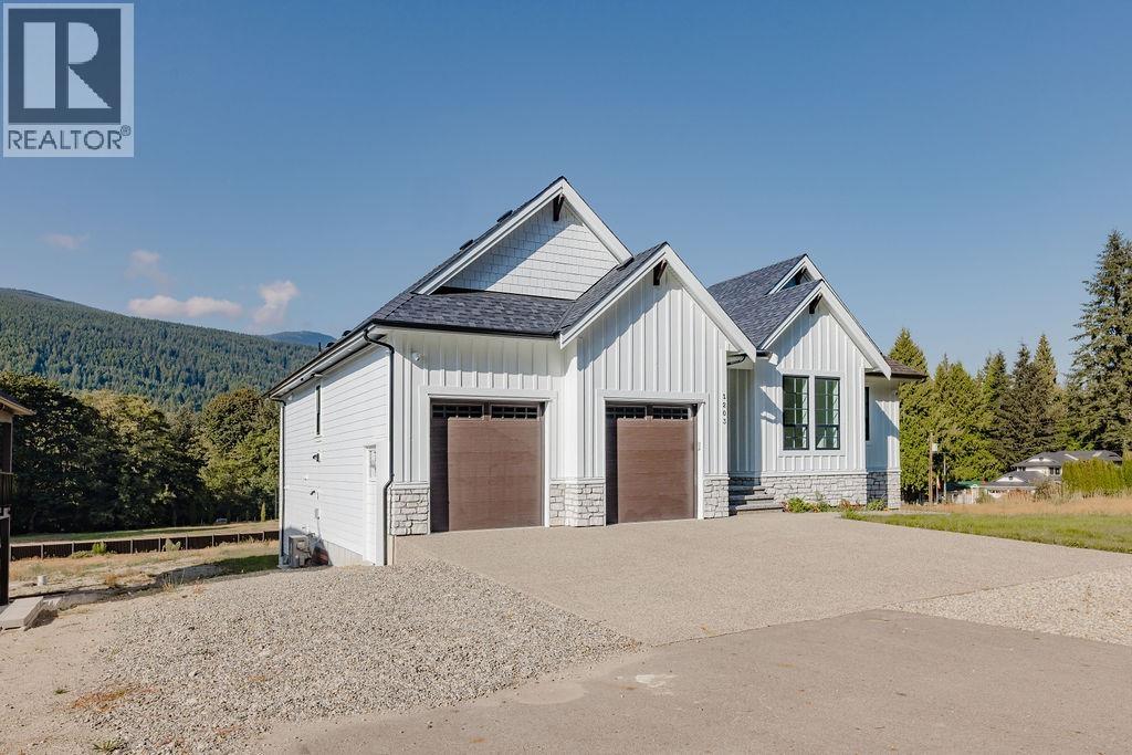 1203 Castle Road, Gibsons, British Columbia  V0N 1V5 - Photo 2 - R3132900