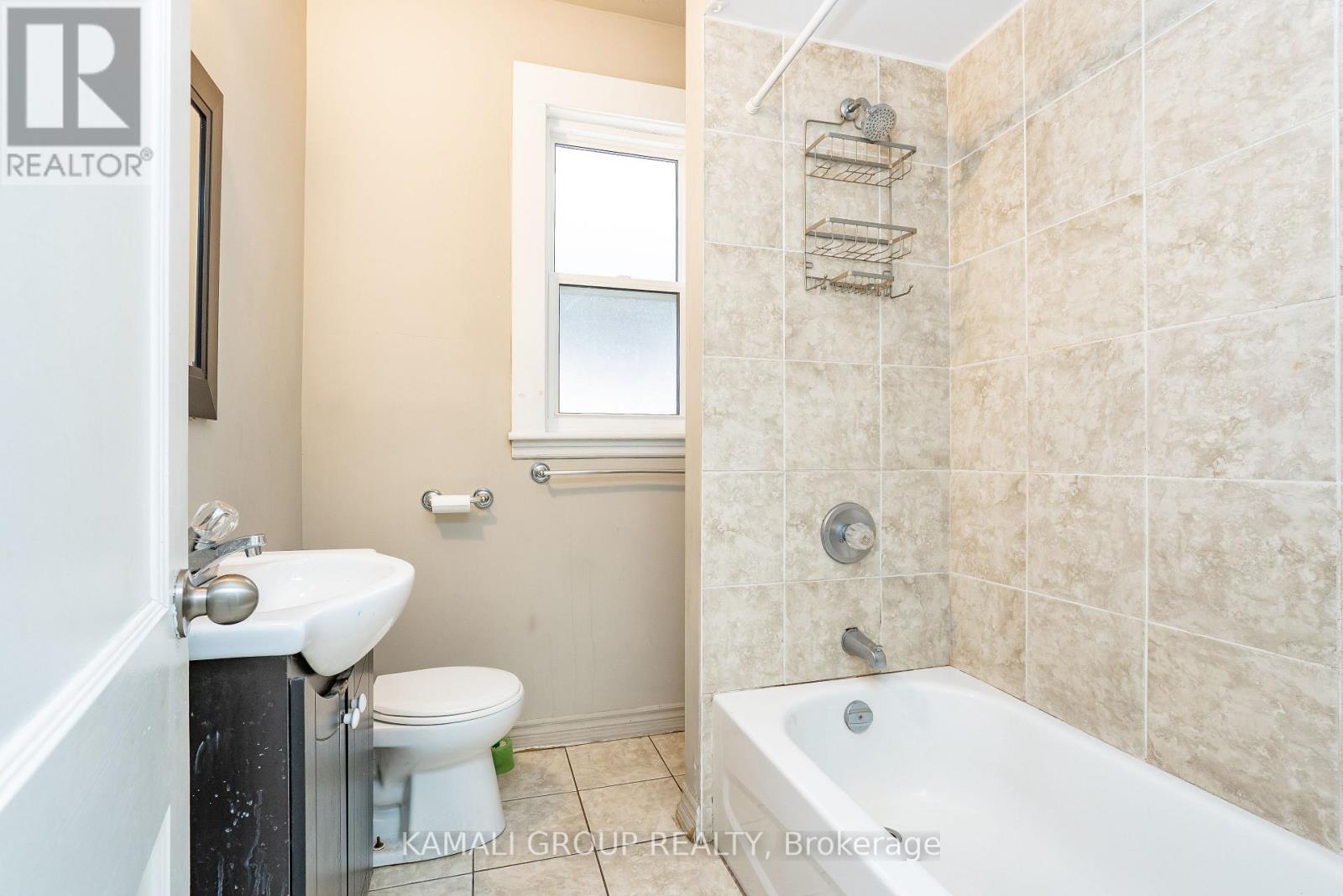 Upper - 25 Spadina Avenue, Hamilton, Ontario  L8M 2W8 - Photo 12 - X13251502