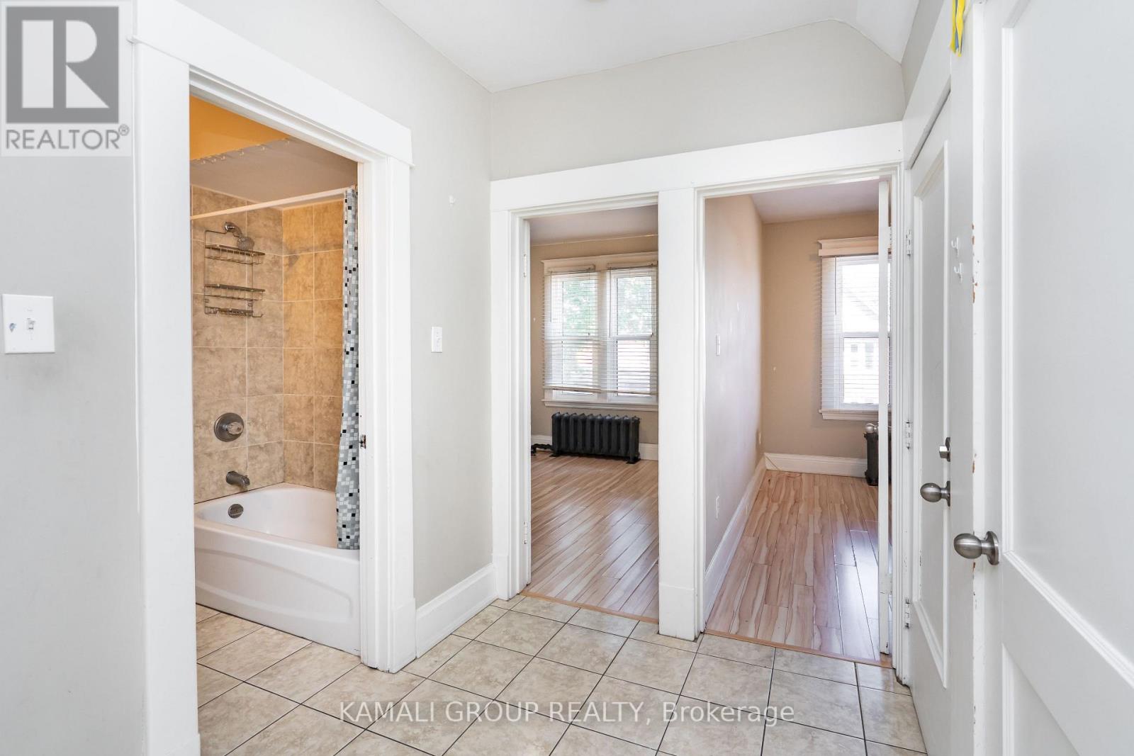 Upper - 25 Spadina Avenue, Hamilton, Ontario  L8M 2W8 - Photo 13 - X13251502