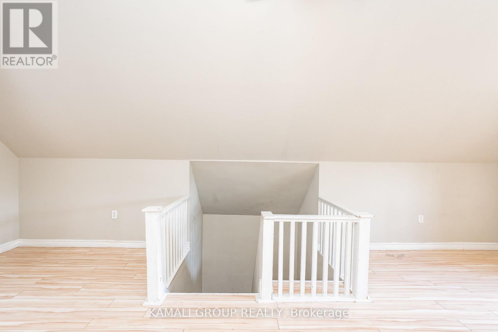 Upper - 25 Spadina Avenue, Hamilton, Ontario  L8M 2W8 - Photo 11 - X13251502