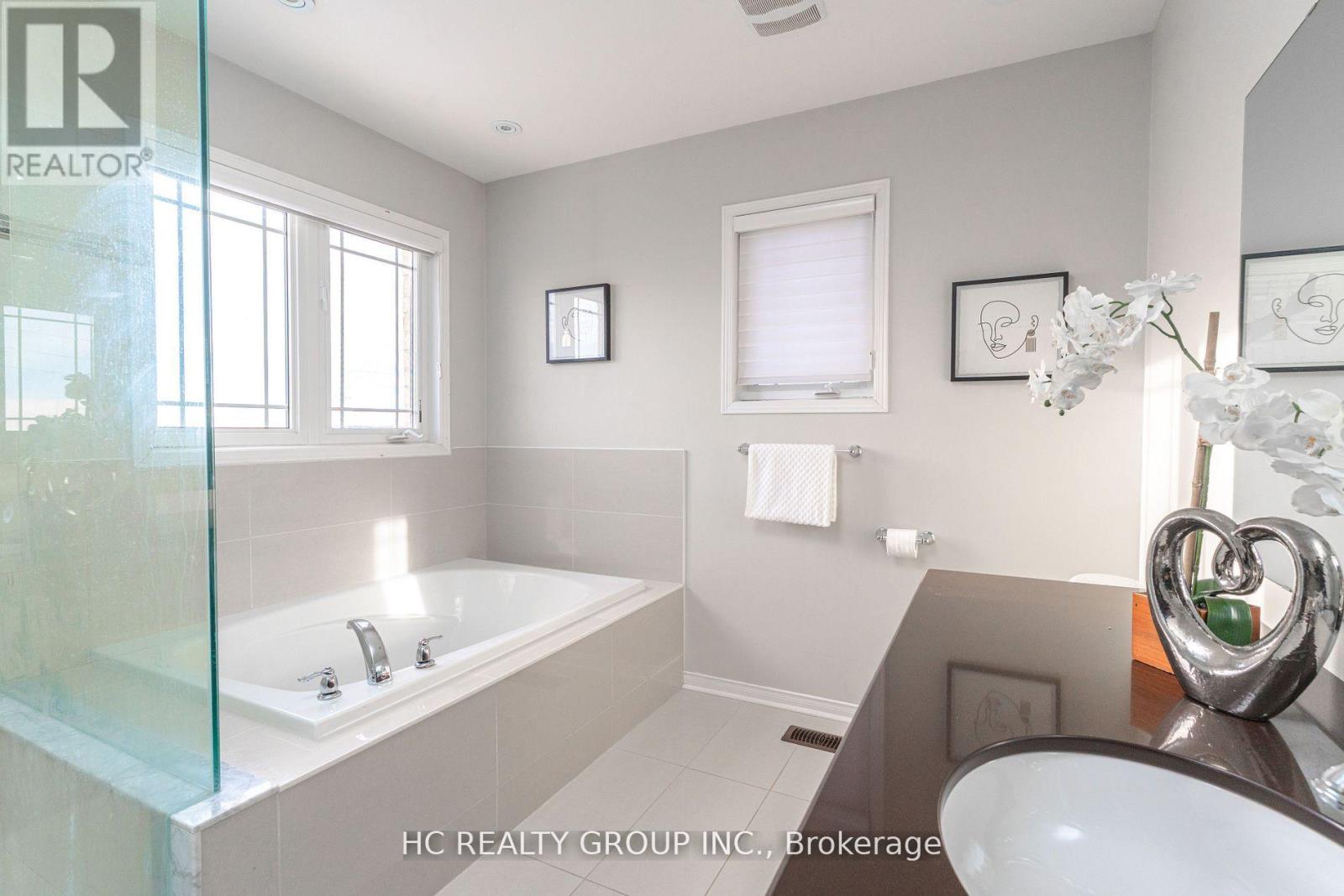 215 Armstrong Crescent W, Bradford West Gwillimbury, Ontario  L3Z 0L4 - Photo 14 - N13264620